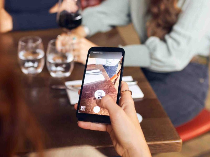 Why Restaurants Should Use QR Code Menus for Contactless Dining